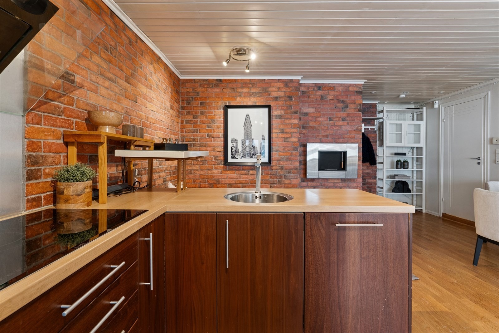 Kjøkkenhalvøya skiller sonene på en naturlig måte og gir ekstra benkeplass. Galleribilde