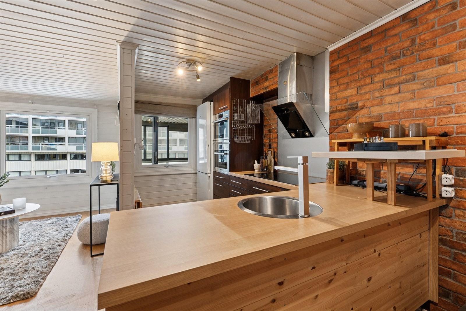 Kjøkkenet fra 2012 har en solid benkeplate i laminat med god arbeidsplass. Galleribilde