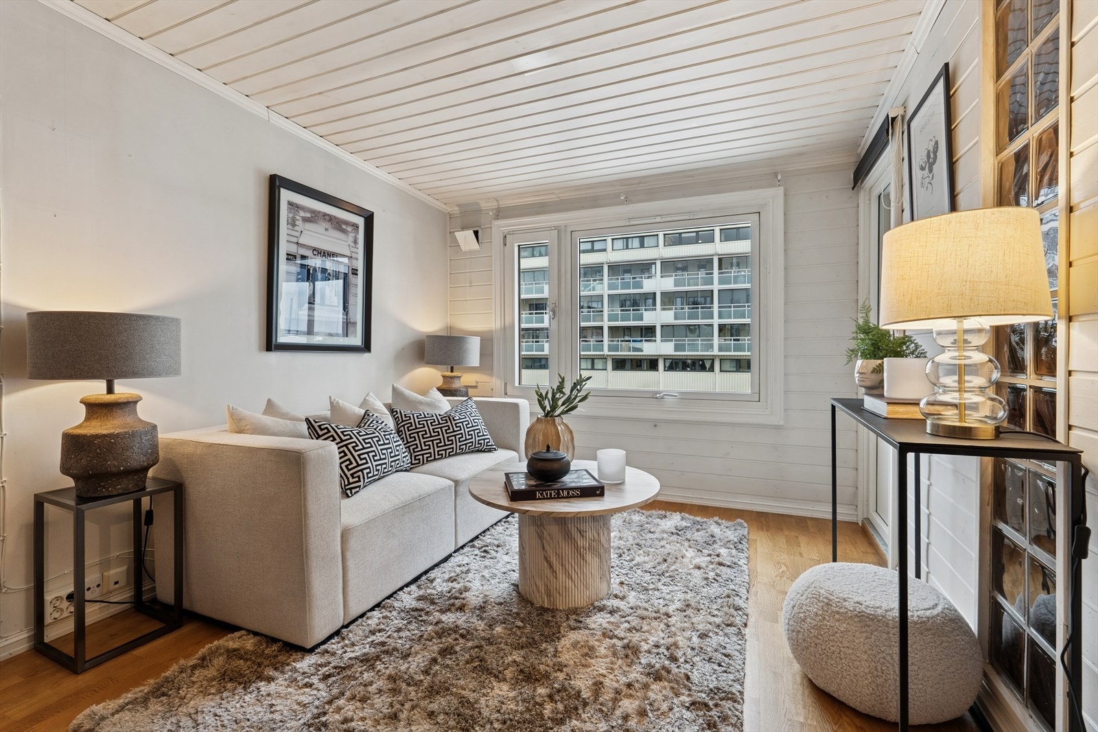 Store vindusflater, skiftet i regi av borettslaget i 2015, gir rikelig med naturlig lys. Galleribilde