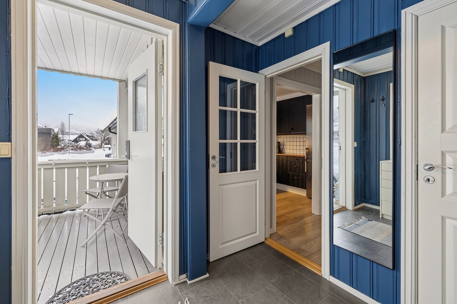 Det overbygde inngangspartiet, med plass til et lite møbelsett, ønsker deg velkommen hjem. Galleribilde