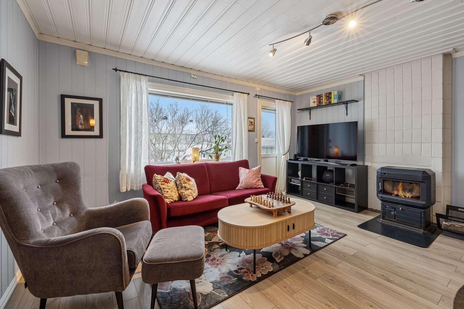 Oppholdsrommets utforming gir gode muligheter for naturlig soneinndeling. Galleribilde