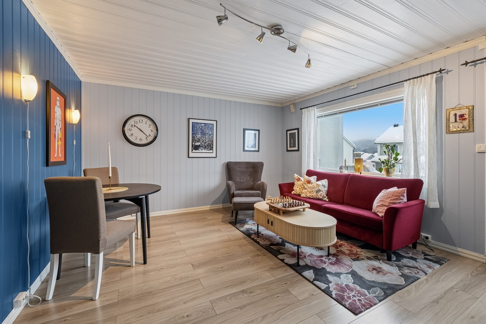 I stuen er det plass til sofa, TV-løsning og en hyggelig spisegruppe. Galleribilde