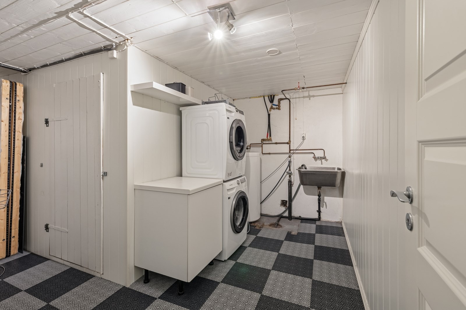 Ikke godkjent rom: Innredet vaskekjeller, opprinnelig godkjent som tilleggsdel. Omgjøringen er søknadspliktig. Se punktet "Ferdigattest" i salgsoppgaven for nærmere informasjon. Galleribilde