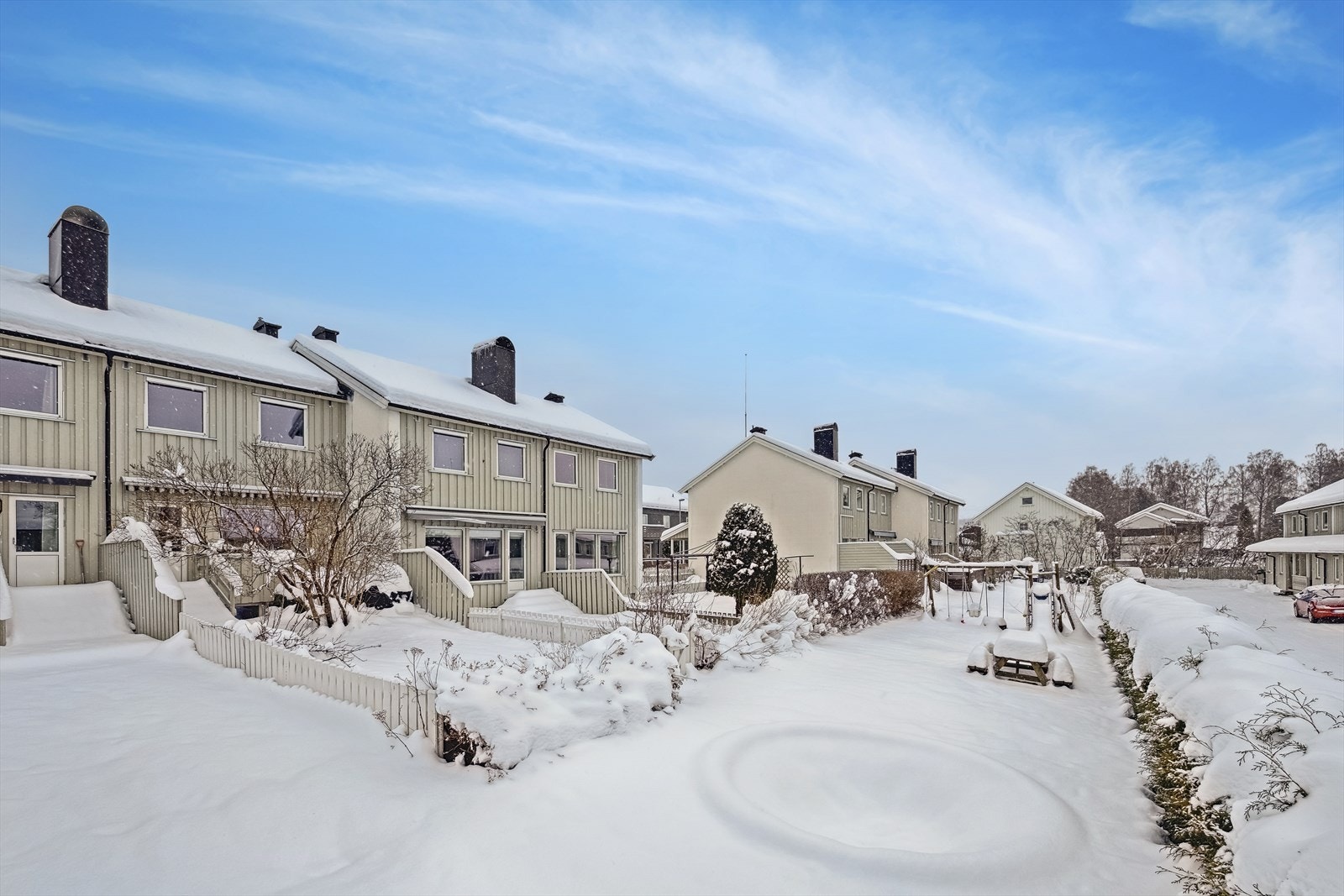 Fra stuen i 1. etasje er det utgang til en vestvendt terrasseplatting på ca. 13 m² - et perfekt sted å nyte solrike dager og hyggelige stunder utendørs. Galleribilde