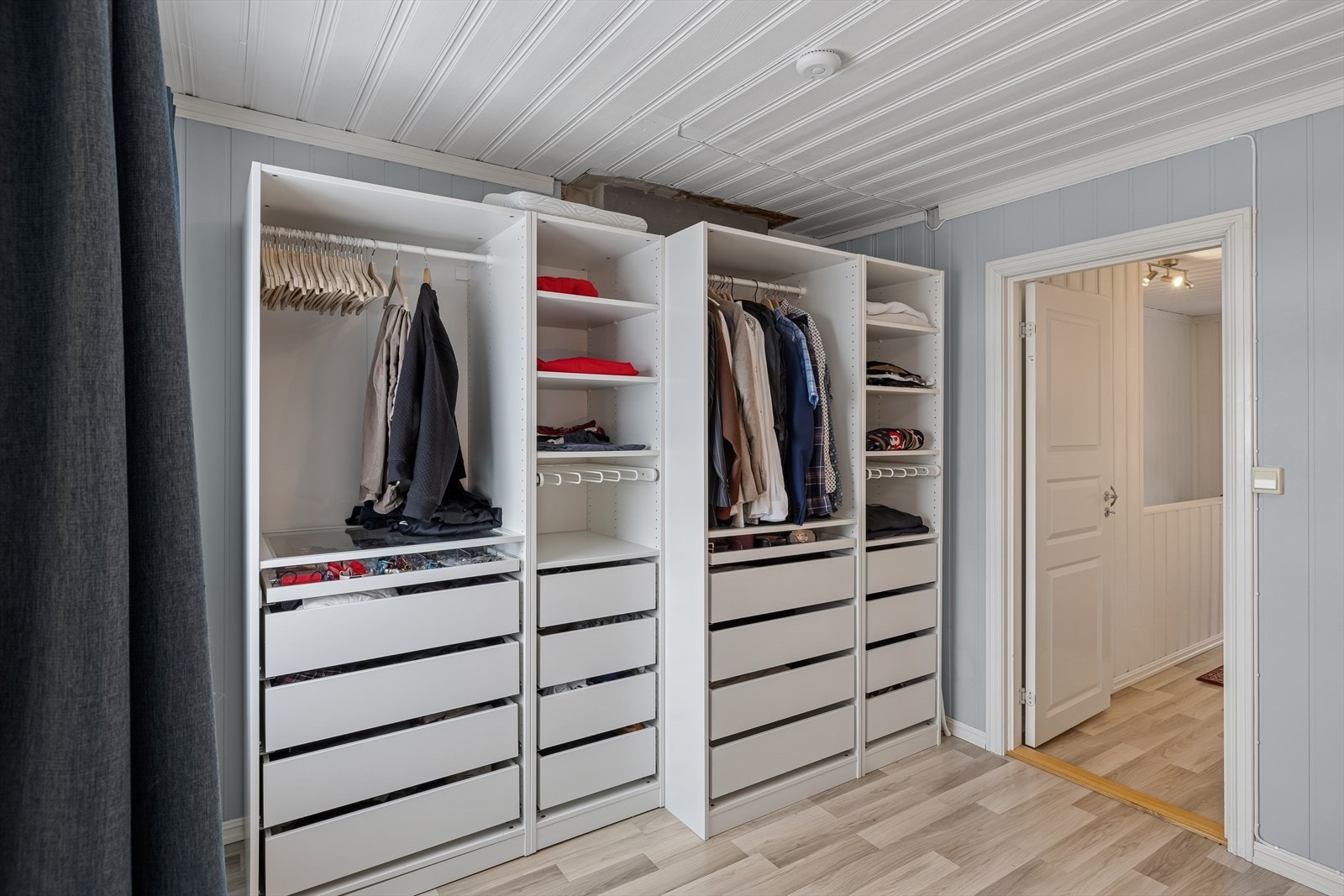 Hovedsoverommet har en praktisk, åpen garderobeløsning. Galleribilde