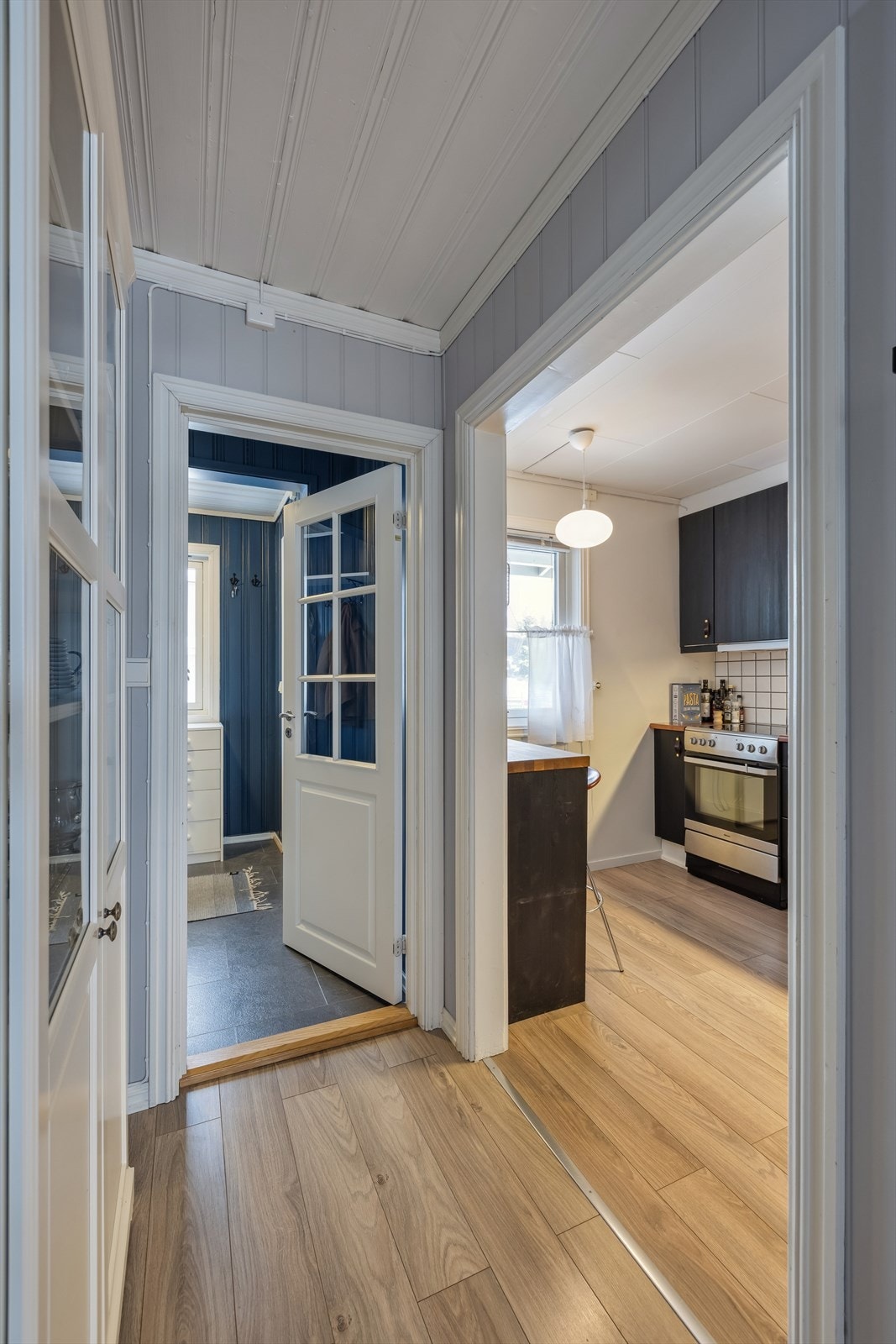 Boligen har en praktisk planløsning over to etasjer, samt en romslig kjeller med gode lagringsmuligheter. Galleribilde