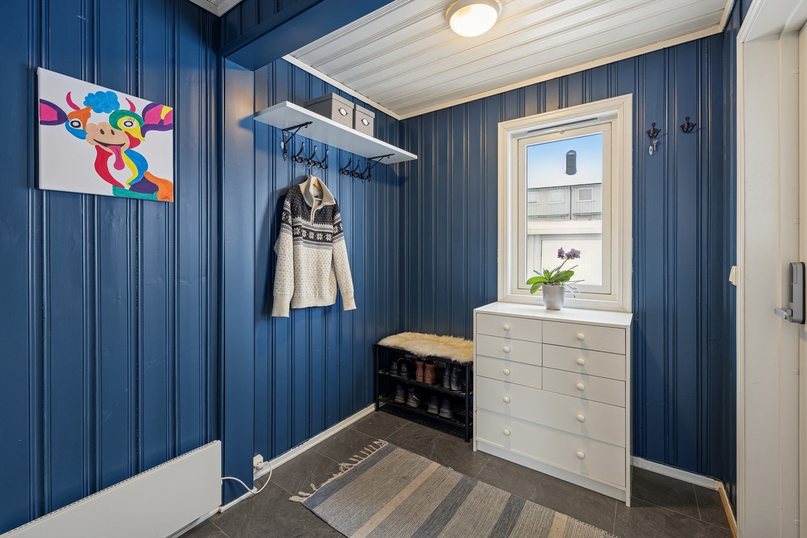 Trivelig entré med plass til ønsket oppbevaringsmøblement for yttertøy og sko. Galleribilde