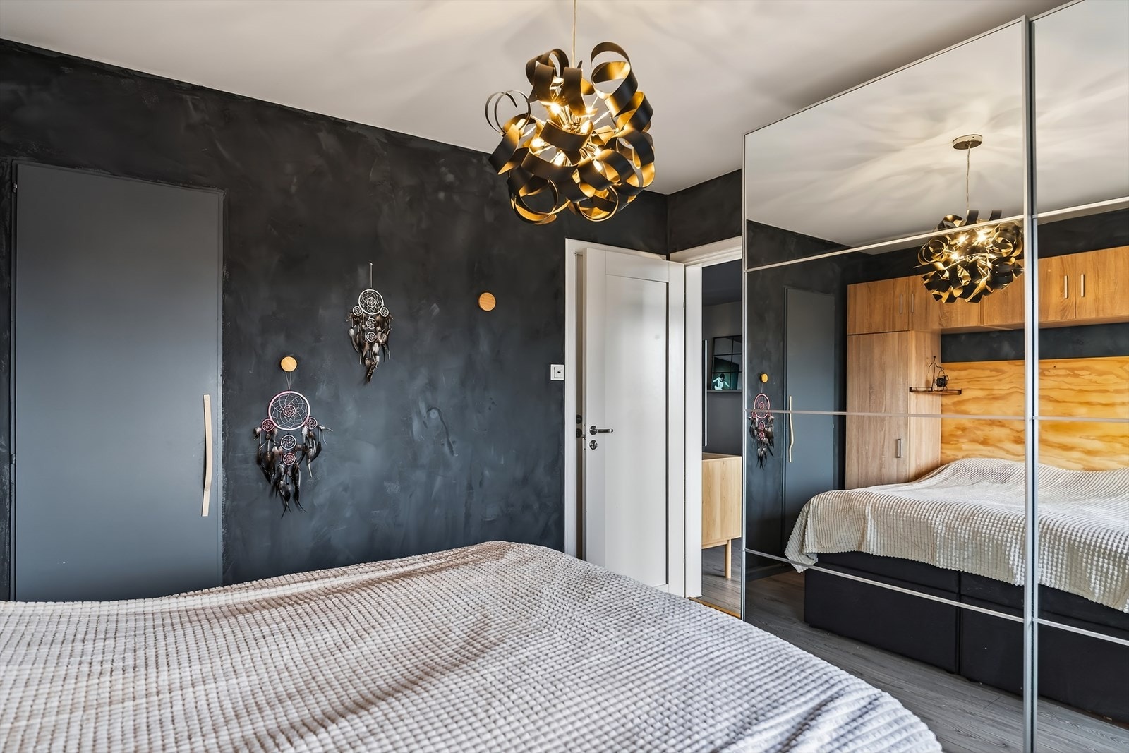 Her har en praktisk garderobe ved sengen, samt skyvedørsgarderobe med plass til alle dine antrekk. Galleribilde