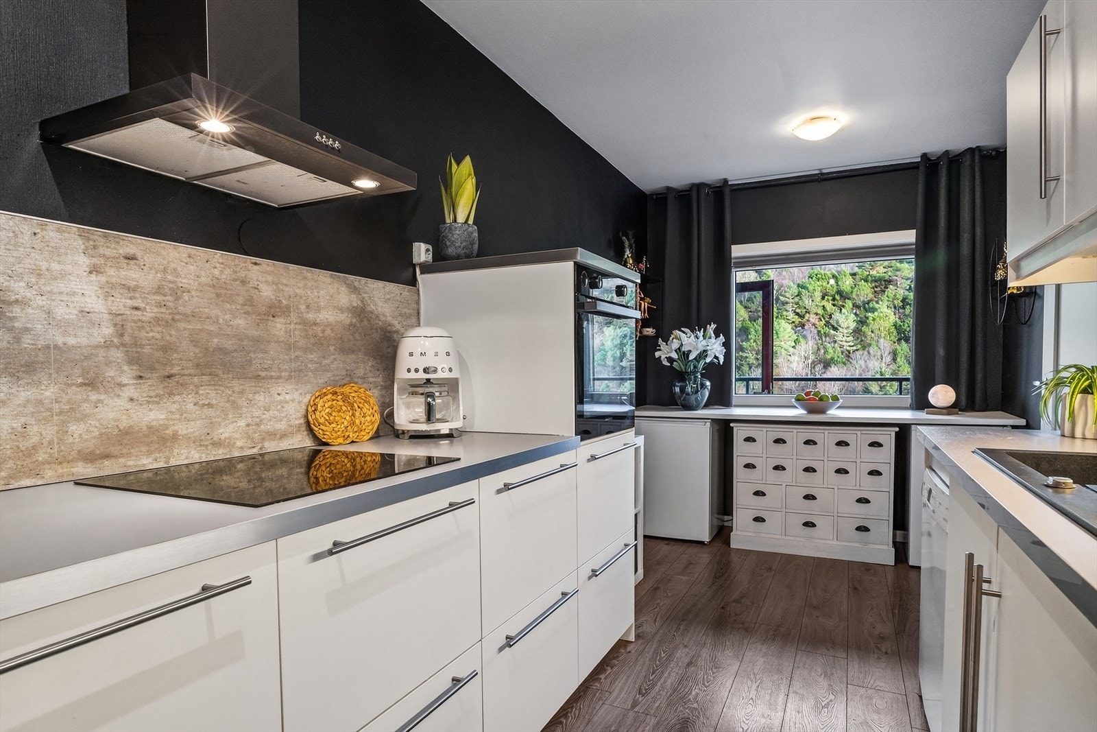 Ekstra benkeplass ved vinduet med praktisk oppbevaringsplass - Her kan en alternativt ha en mindre spisegruppe. Galleribilde