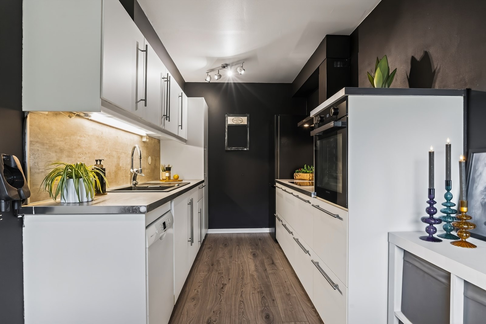 Inneholder oppvaskmaskin, vifte, vask, steketopp og stekeovn. Galleribilde