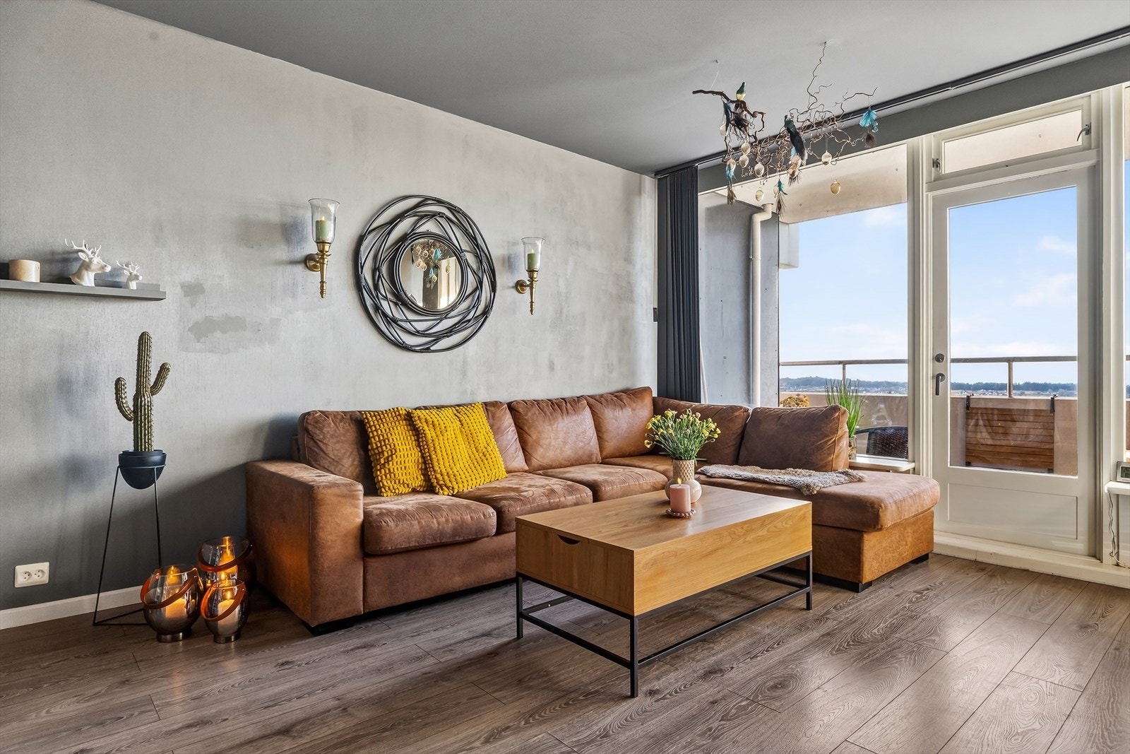 Her har en store vindusflater som gir godt med naturlig lysinnslipp. Galleribilde