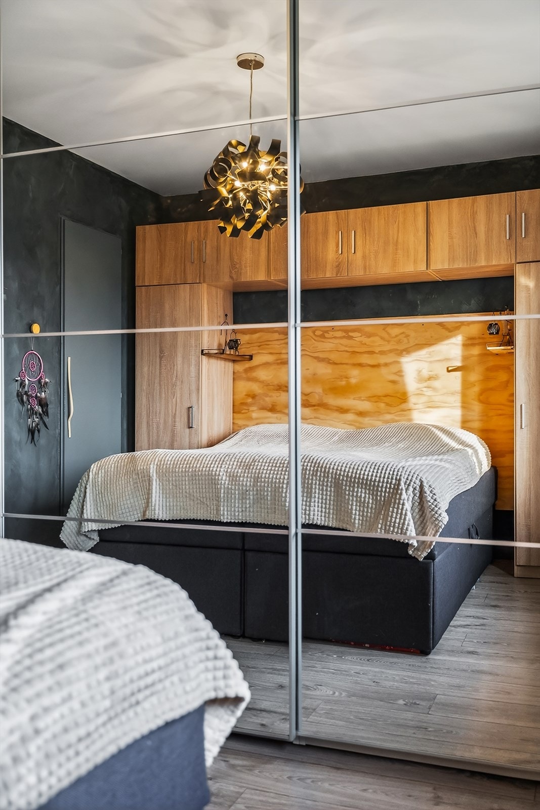 Direkte adkomst til praktisk bod med gode lagringsmuligheter. Galleribilde