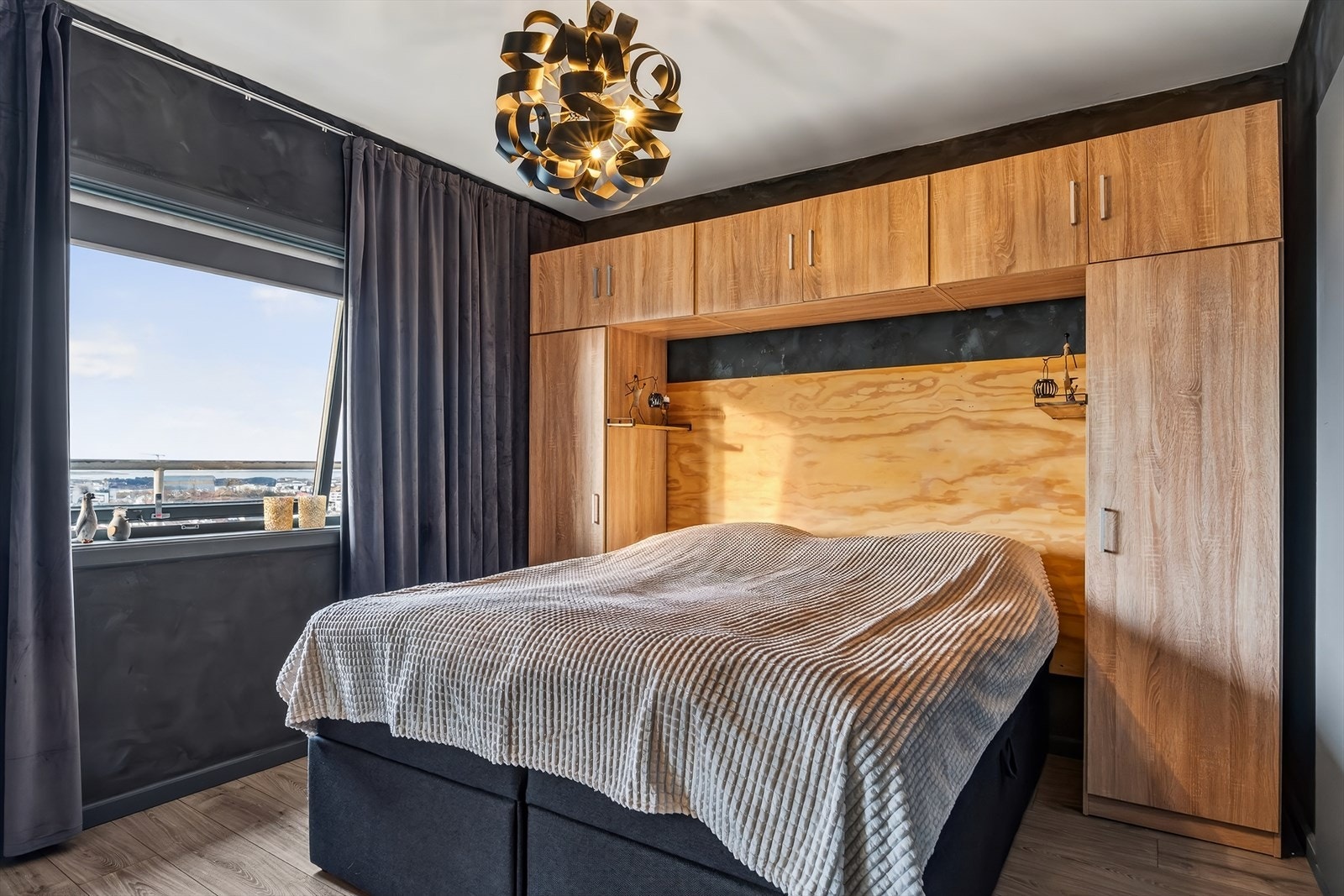 Stilfult soverom av god størrelse med plass til stor seng. Galleribilde