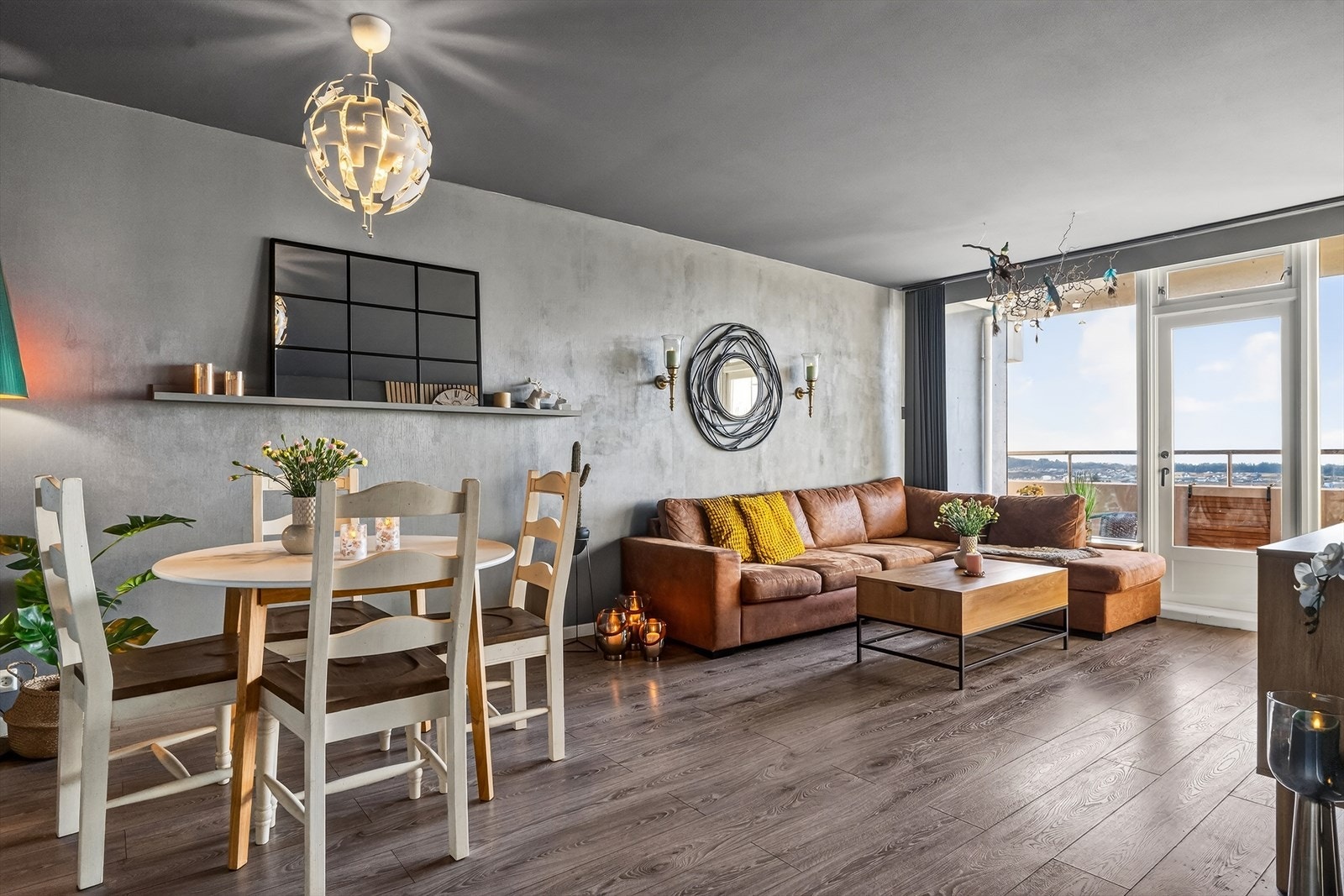 Stue av god størrelse med plass til spise- og sittegruppe. Galleribilde