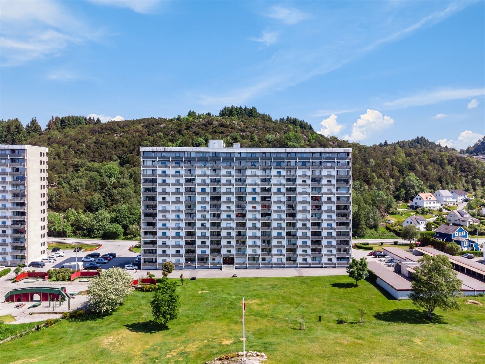 Leiligheten ligger i byggets 12.etg og har enkel adkomst via heis. Galleribilde