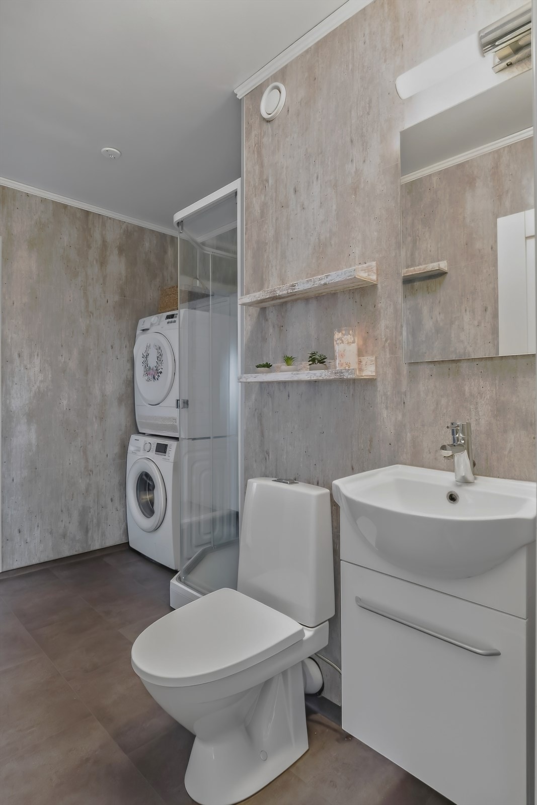 Inneholder dusjkabinett, gulvstående toalett, opplegg/plass til vaskemaskin/tørketrommel og baderomsinnredning m/servant. Galleribilde
