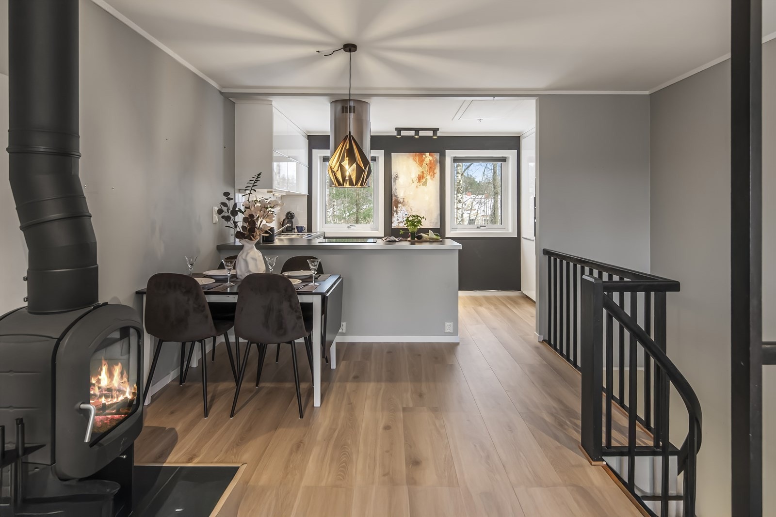 Her har du stue og kjøkken i den "riktige" etasjen, slik at man får optimale solforhold, og større romfølelse. Galleribilde