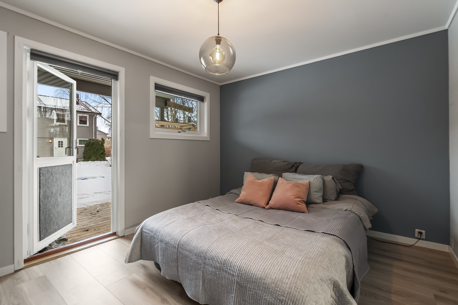 Fra rommet er det utgang til koselig og vestvendt terrasse og hage. Galleribilde