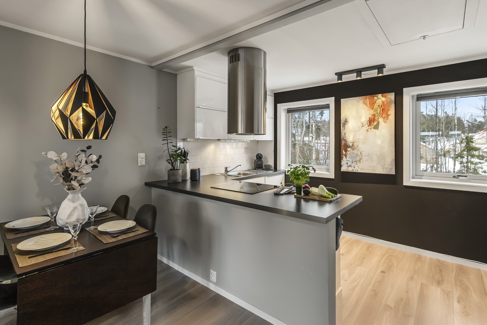 Kjøkkenet ligger i en fin sammenheng, vegg-i-vegg, med stuen. Galleribilde