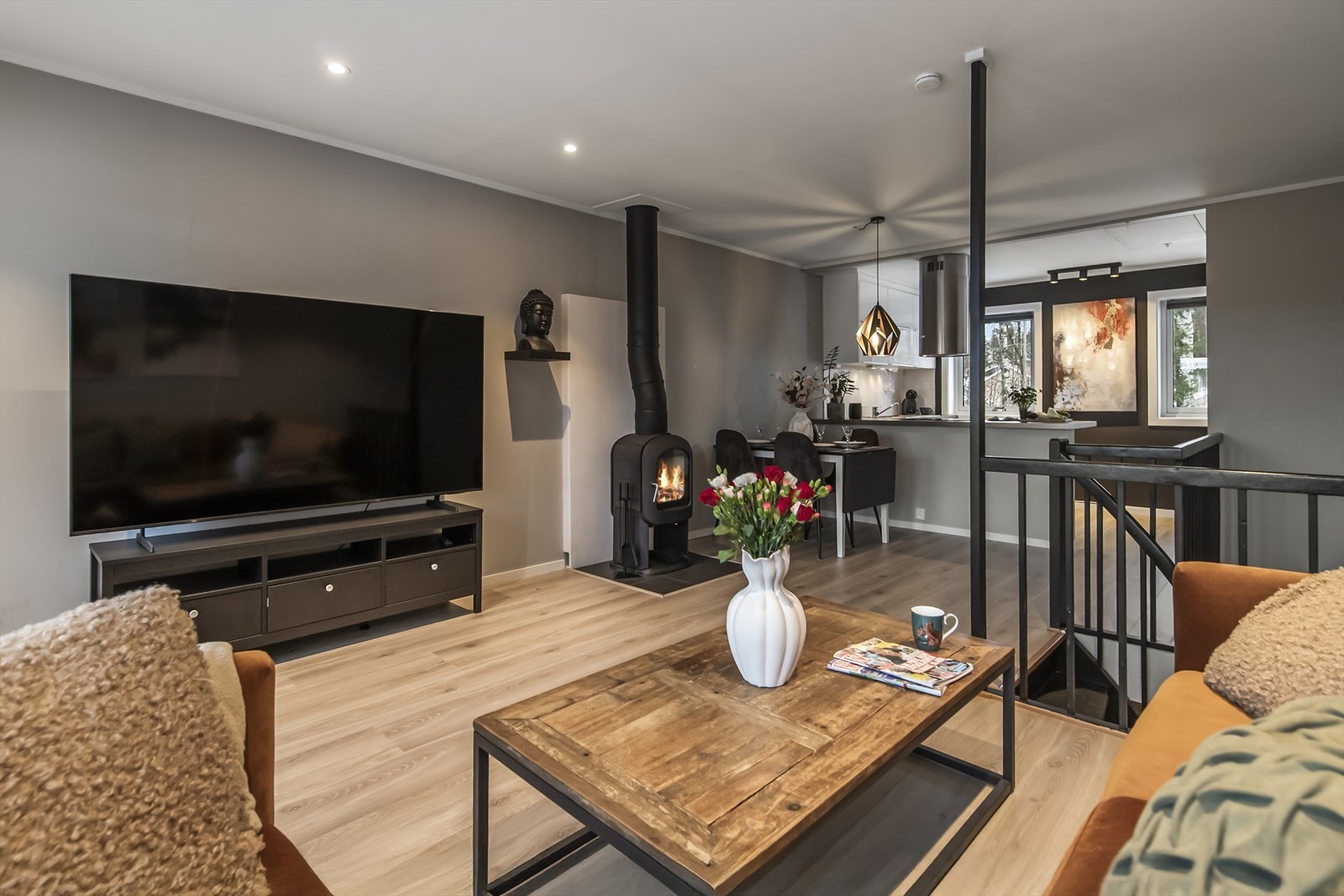 Sentralt plassert står peisovnen. Galleribilde