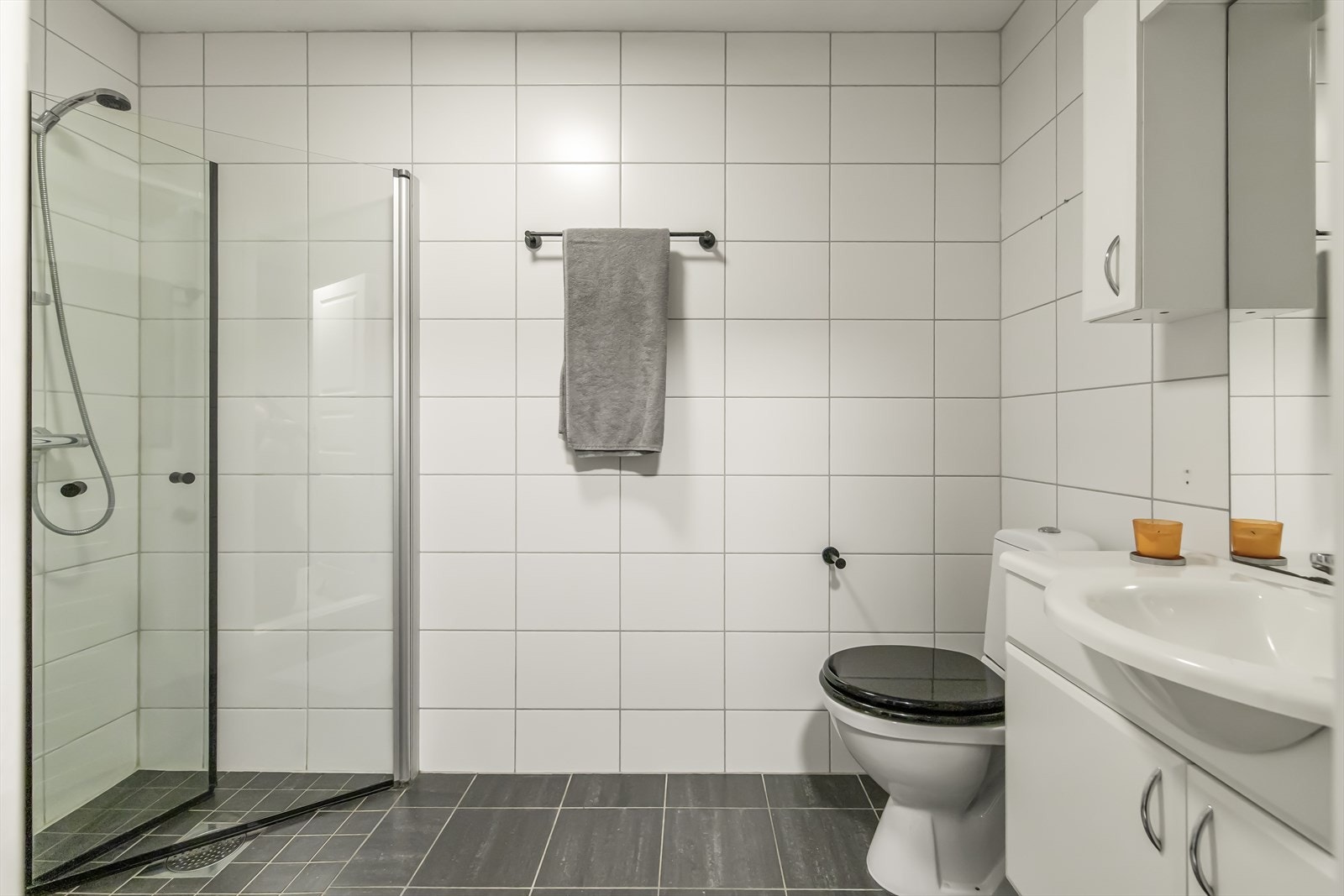 Rommet er innredet med servantinnredning, sokkeltoalett og dusjnisje. Galleribilde