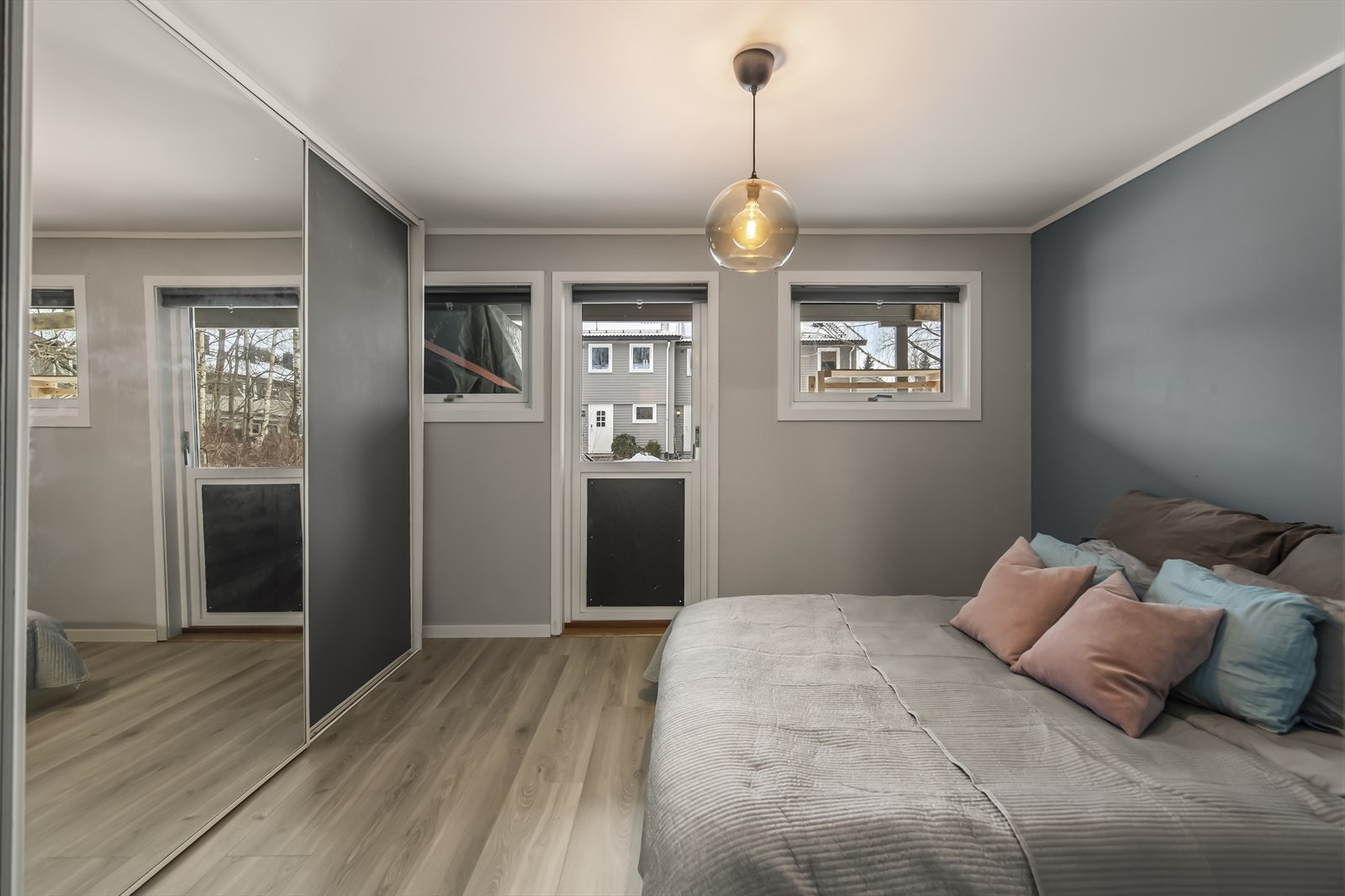 Soverommet er romslig med plass til dobbeltseng og nattbord og er innredet med en romslig skyvedørsgarderobe. Galleribilde