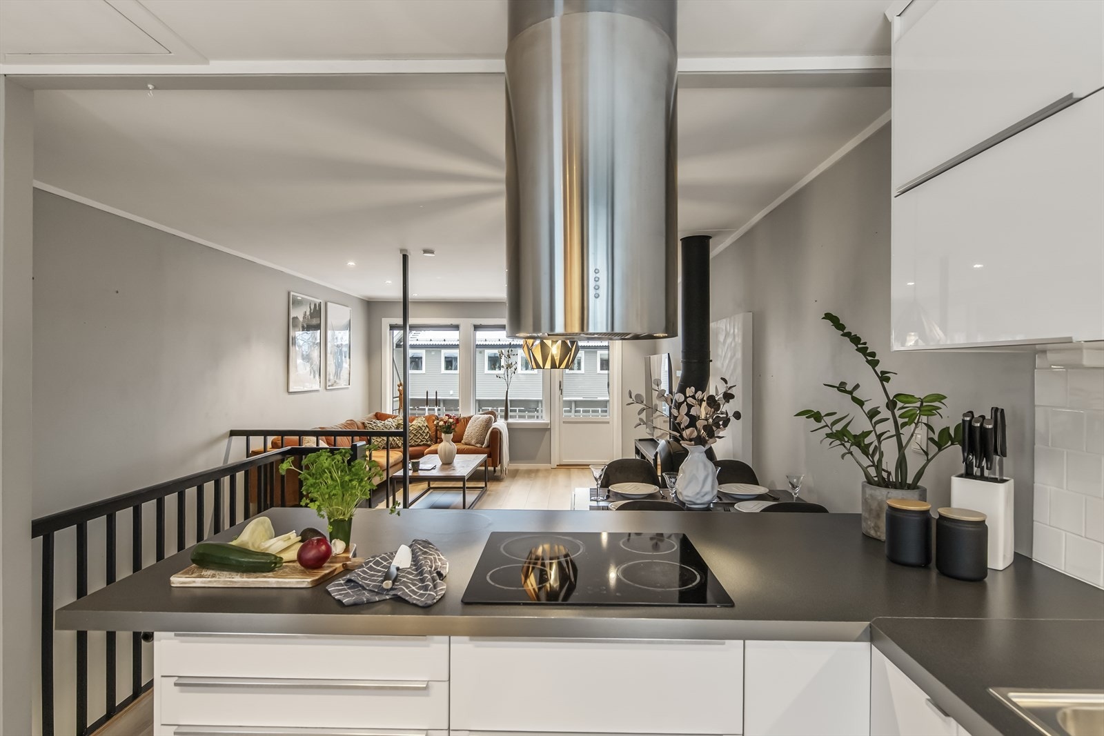 Komfyr og oppvaskmaskin medfølger salget og det er ventilator med avtrekk ut. Galleribilde