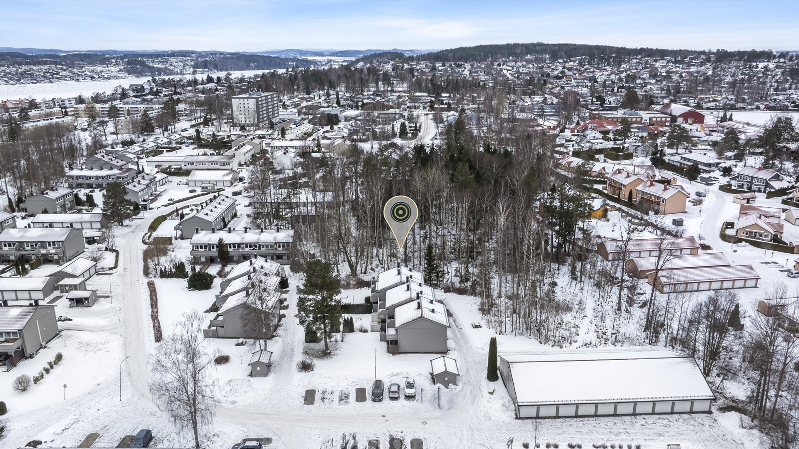 Som nærmeste nabo har dere Prestegårdsskogen, som byr på flere hyggelige skogsturer i et behagelig flatt terreng, med alt fra brede grusstier, til smale, koselige stier som svinger seg innover skogen. Galleribilde