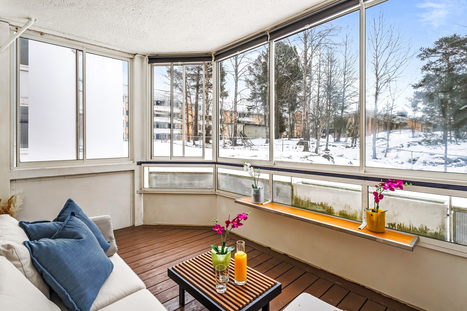 En pen oppgradert 3-roms andelsleilighet med svært god intern beliggenhet i borettslaget. Galleribilde