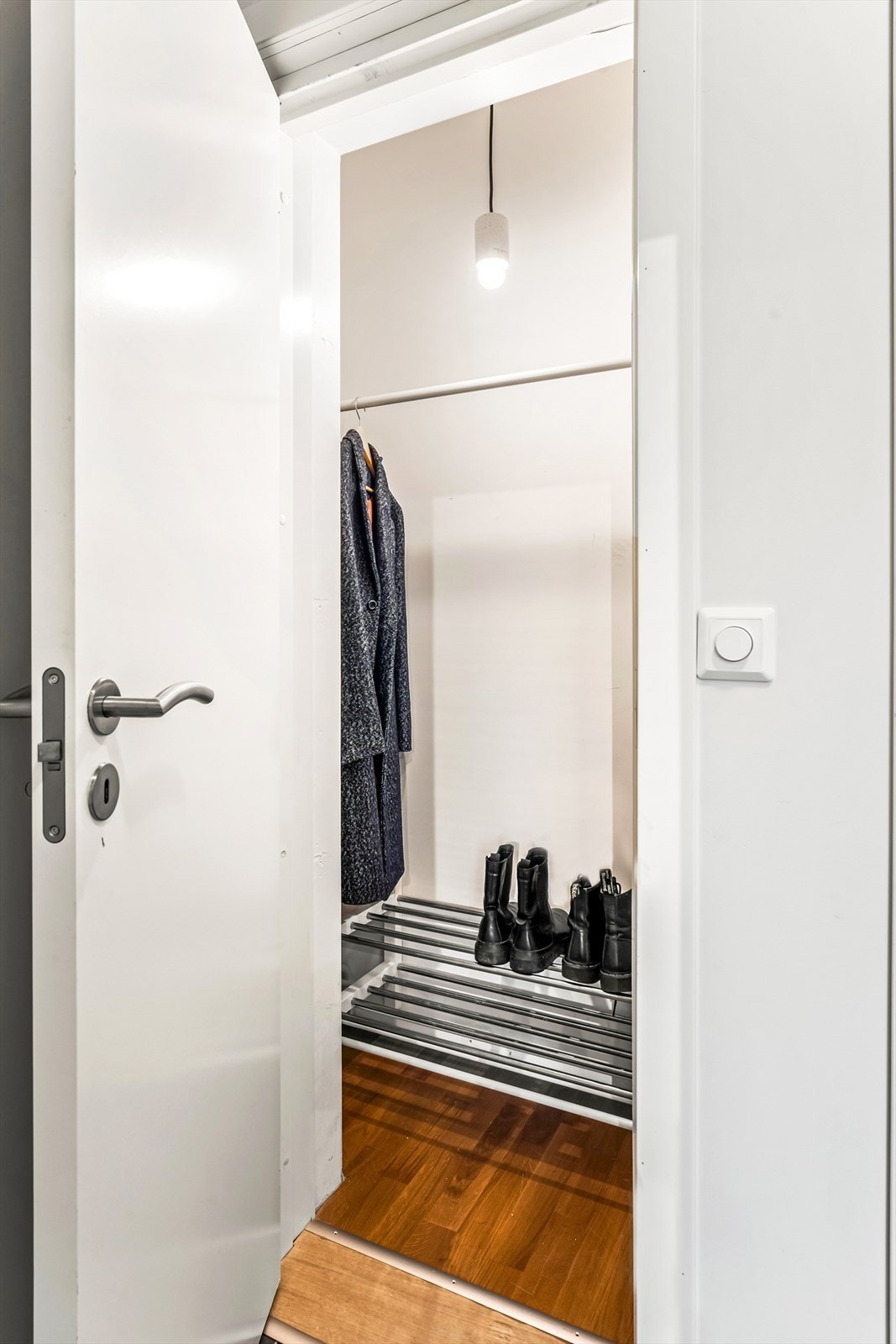 I tillegg til to eksterne boder, har leiligheten en praktisk innvendig bod i entréen for ekstra lagring. Galleribilde