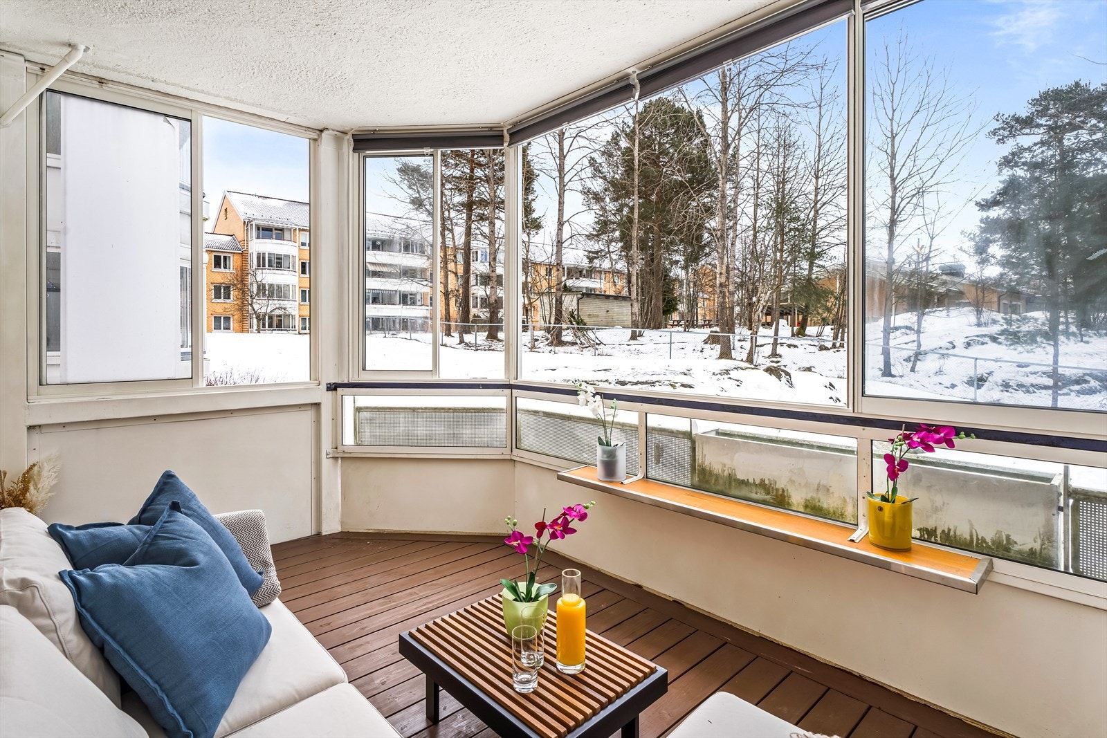 Den sydøstvendte, innglassede balkongen på 8 m² fungerer som et ekstra oppholdsrom store deler av året. Galleribilde