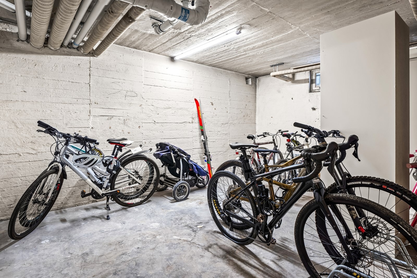 Borettslaget har felles sykkelparkering i kjelleren, i tillegg til private boder. Galleribilde