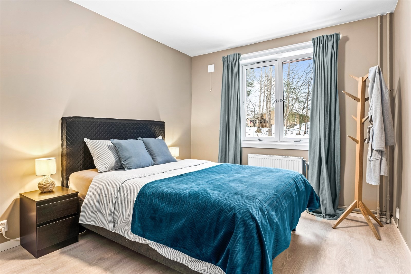 Leiligheten har to gode soverom. Hovedsoverommet har plass til dobbeltseng og oppbevaring. Galleribilde