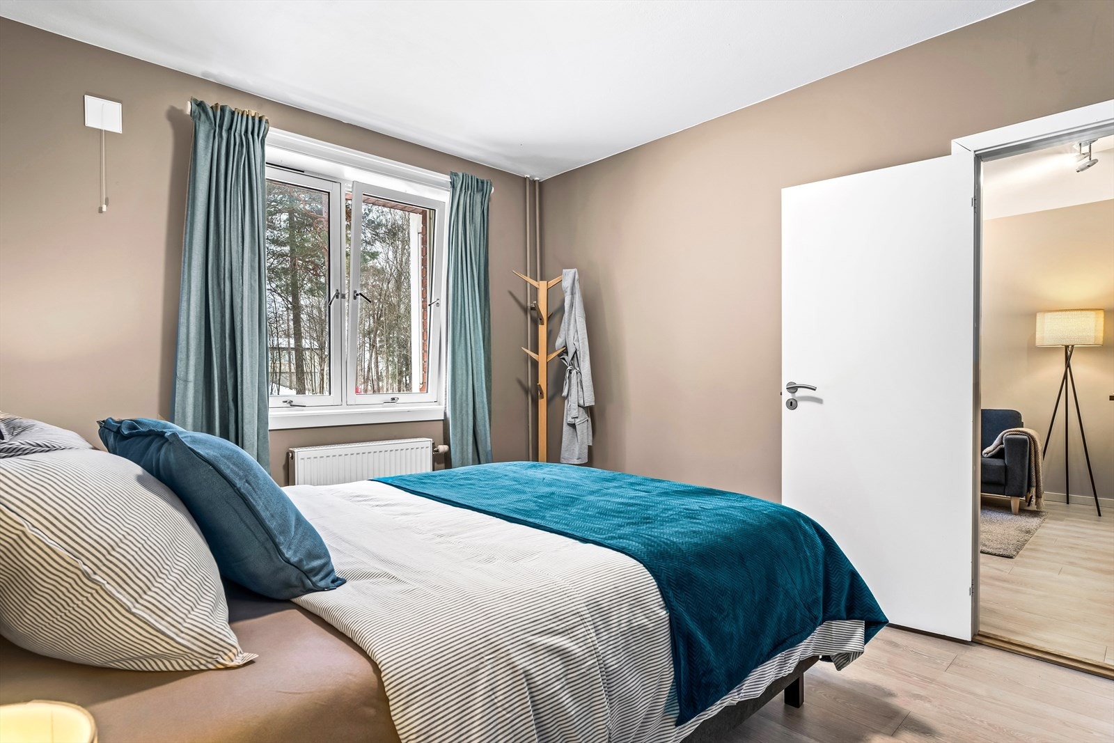 Begge soverommene er utstyrt med garderobeskap med glatte, folierte fronter. Galleribilde