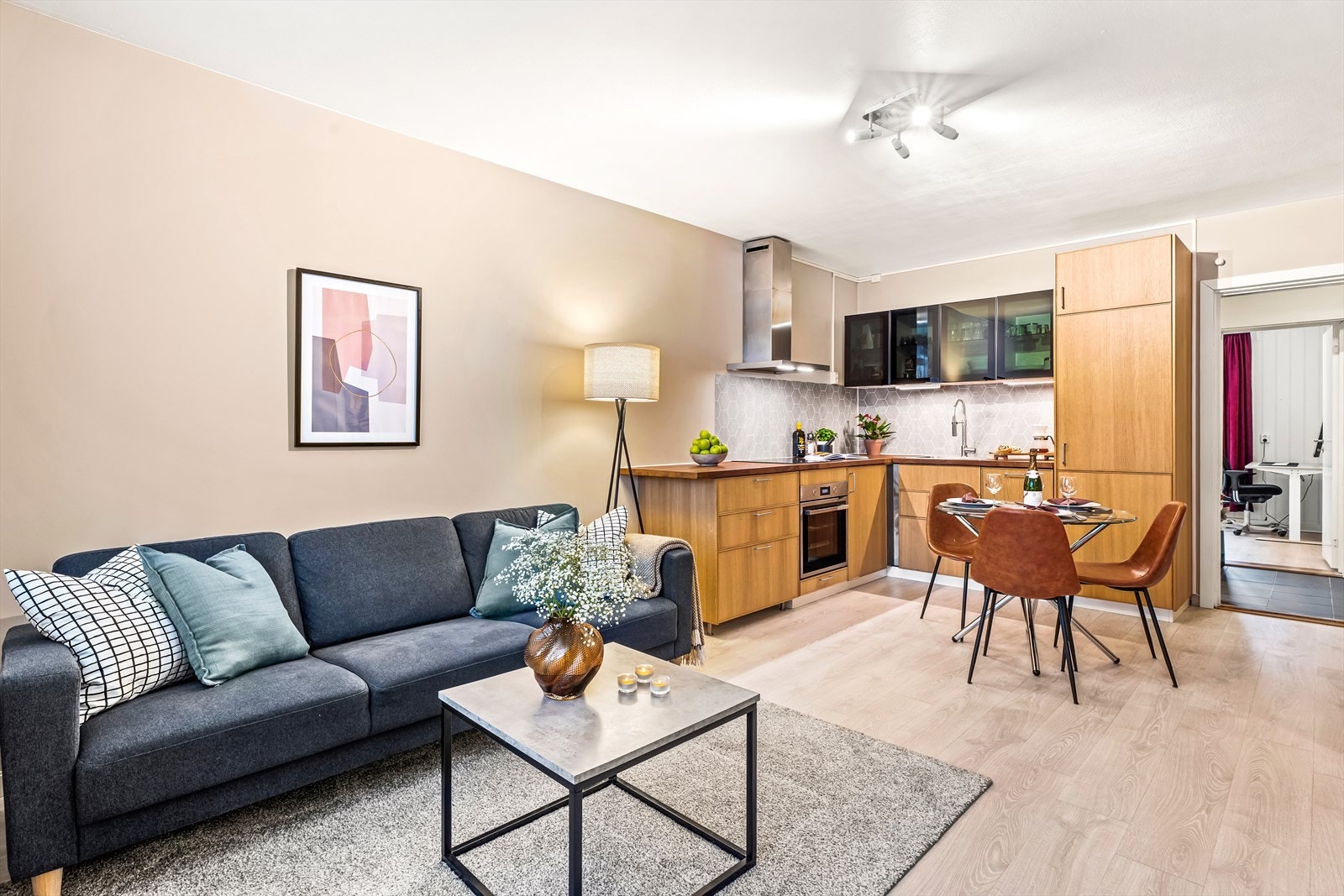 Kjøkkenet fra 2020 har en moderne innredning fra IKEA med glatte, folierte fronter. Galleribilde