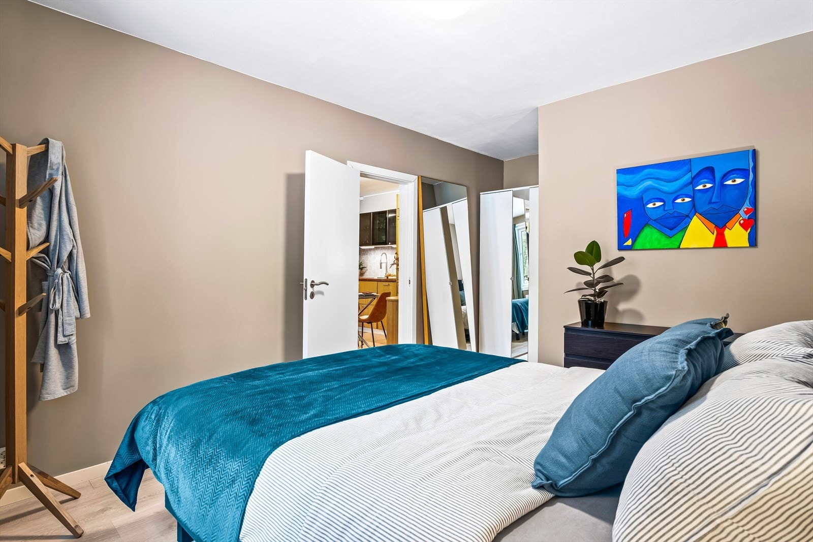 Også her ble overflatene pusset opp i 2022, med laminatgulv og glatte, malte veggflater. Galleribilde