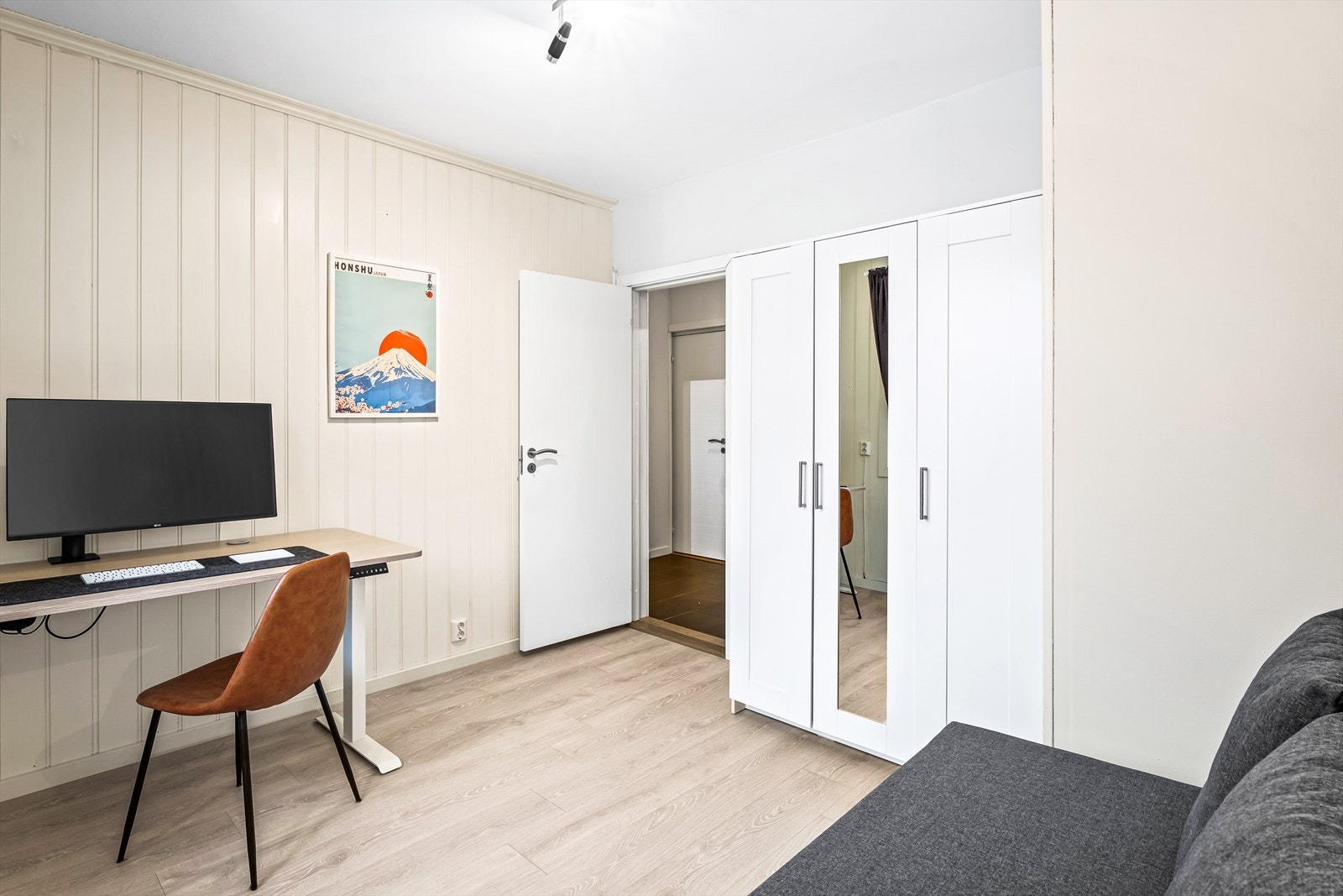 Rommet har malt panel på én vegg, som gir en lun karakter, og er utstyrt med garderobeskap. Galleribilde