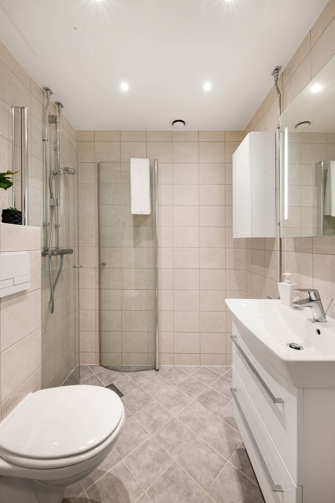 Lyst og pent bad med opplegg til vaskemaskin Galleribilde