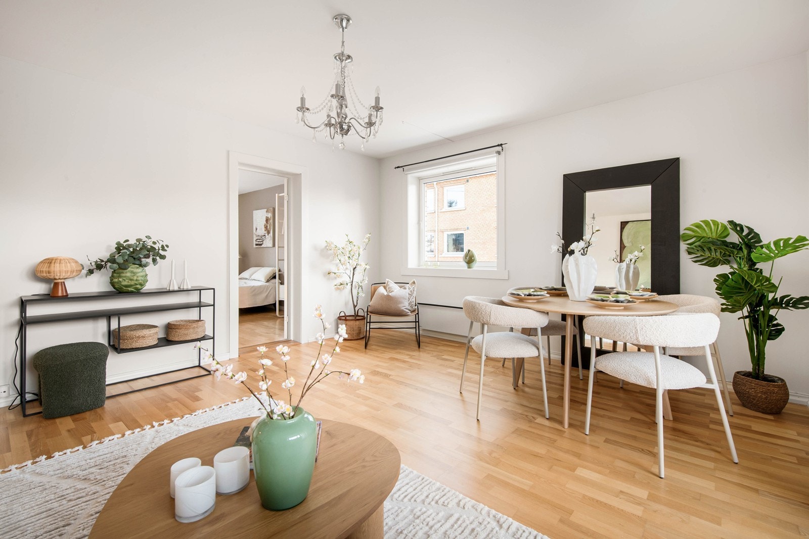 Store vindusflater og lys inn fra flere sider gjør rommet lyst og luftig Galleribilde