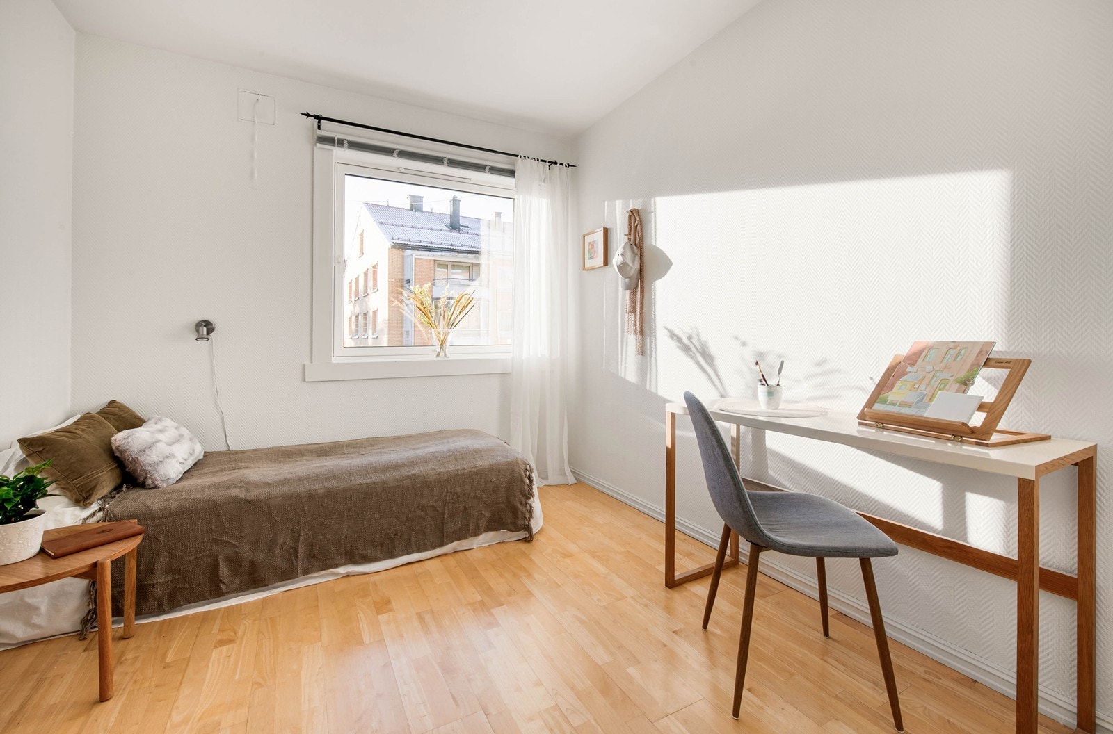 Begge soverommene har god plass til garderobeløsning, seng og nattbord Galleribilde