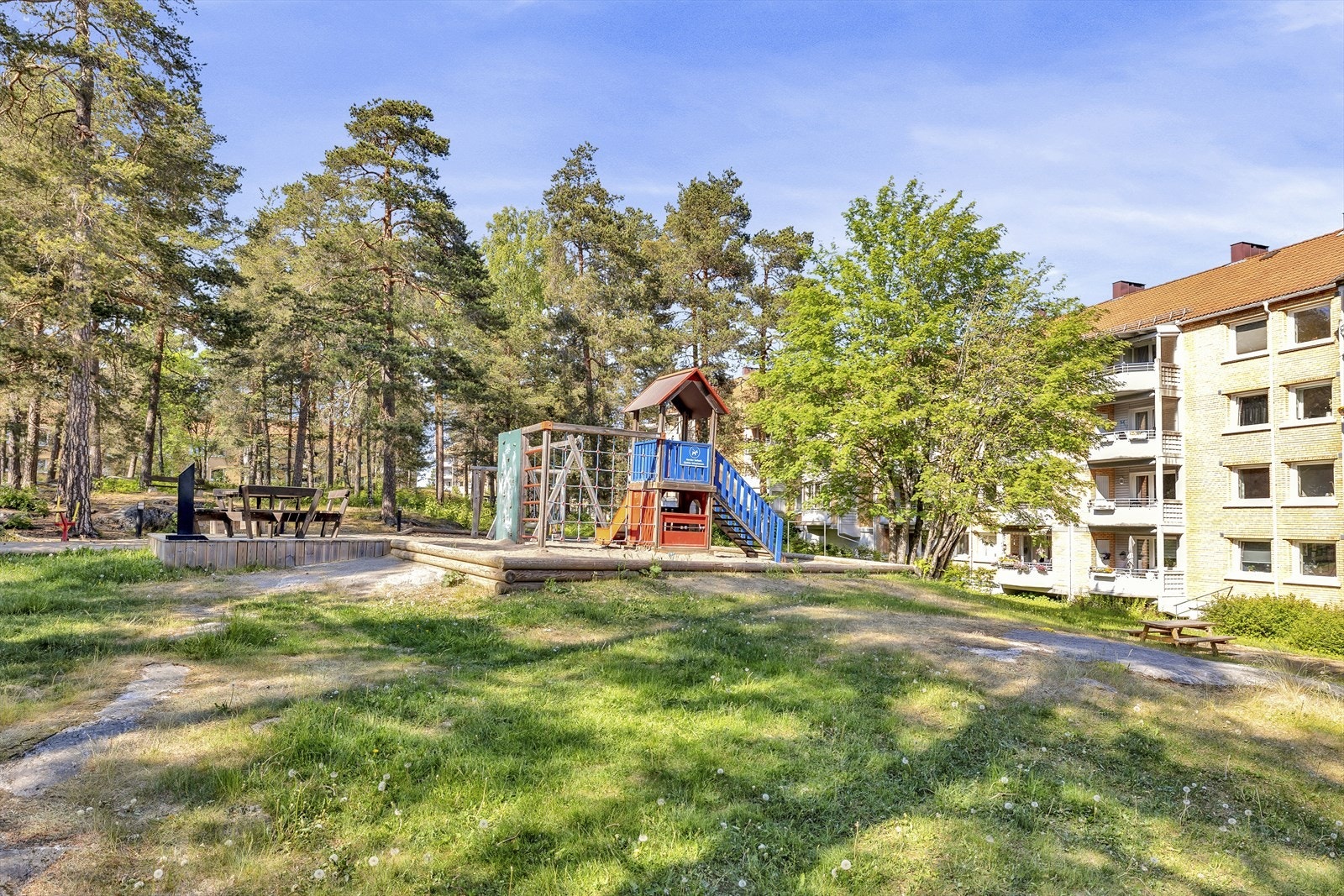 Stor og fin lekeplass i "bakgården" Galleribilde