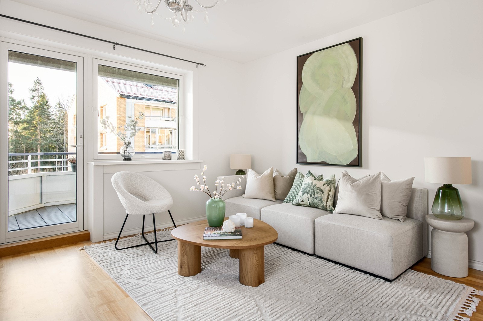 Utgang til en solrik balkong fra stuen Galleribilde