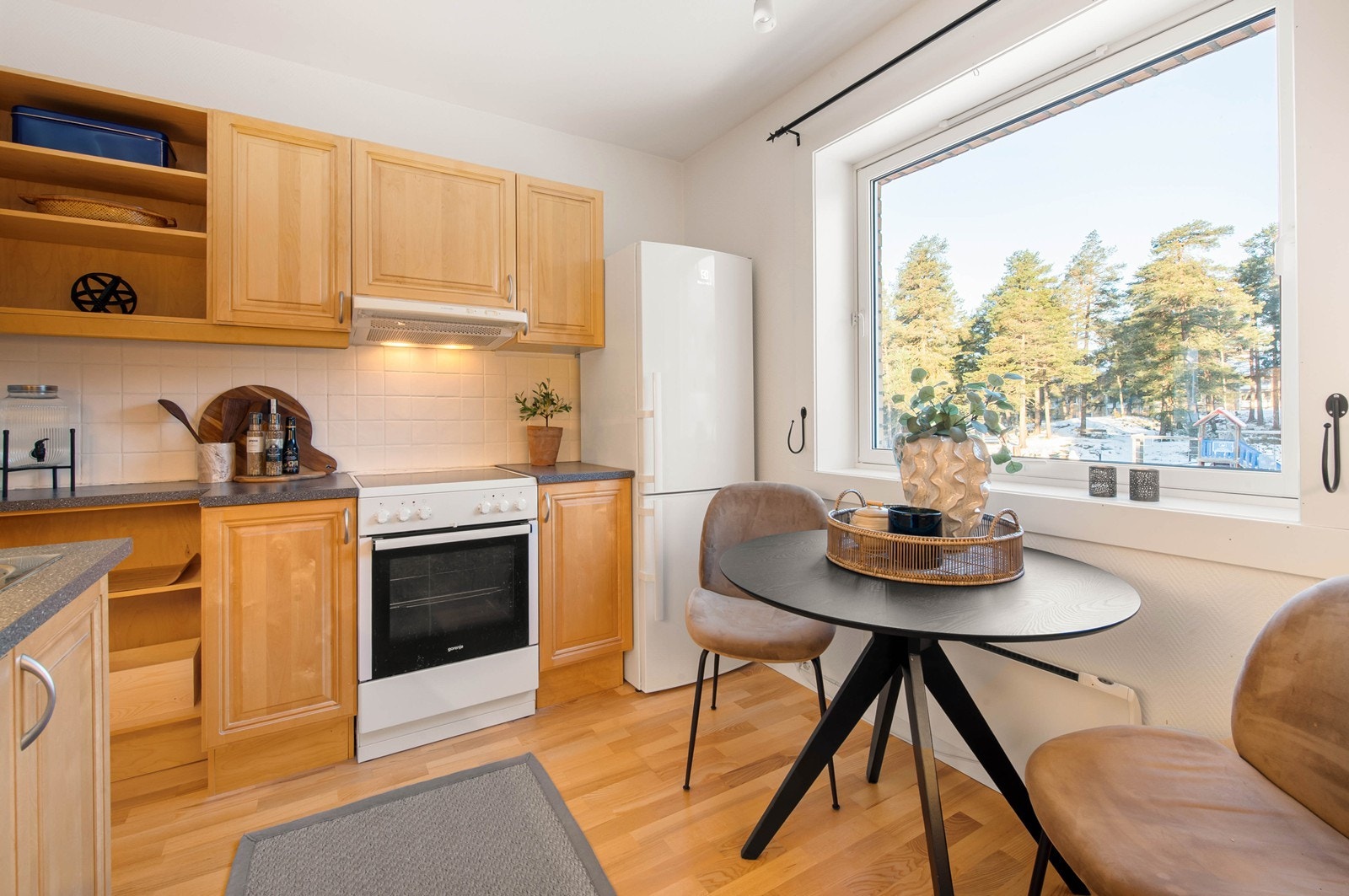 Kjøkkenet er godt utstyrt med plass til frittstående platetopp, stekeovn, kjøle/fryseskap og oppvaskmaskin Galleribilde