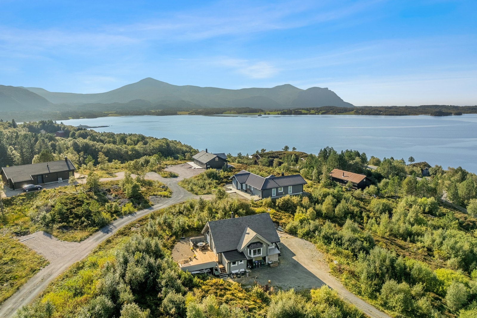 Eiendommen har gode solforhold og nydelig utsikt utover Lauvøyfjorden og videre mot Atlanterhavsveien Galleribilde