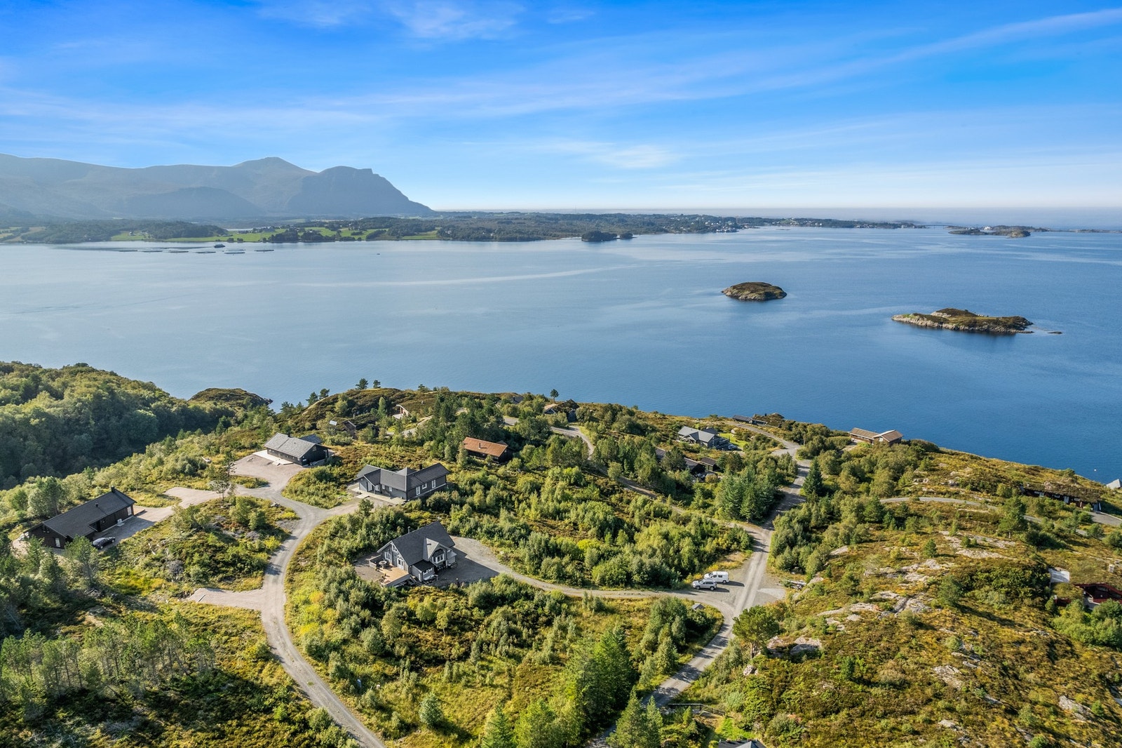 Fritidsboligen ble oppført i 2002 og går over to plan Galleribilde