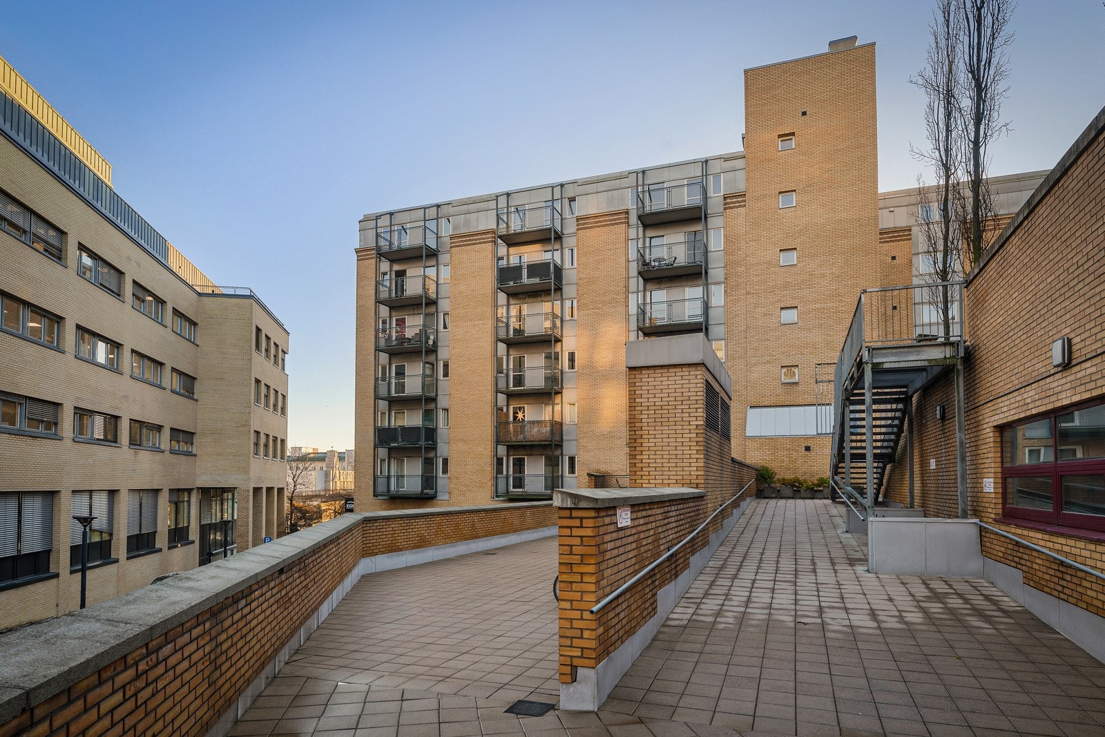 Her bor du med alle fasiliteter rett utenfor døren, med kort gangavstand til Sandvika Storsenter, kollektivknutepunkt, sjøfronten og flotte rekreasjonsområder. Galleribilde