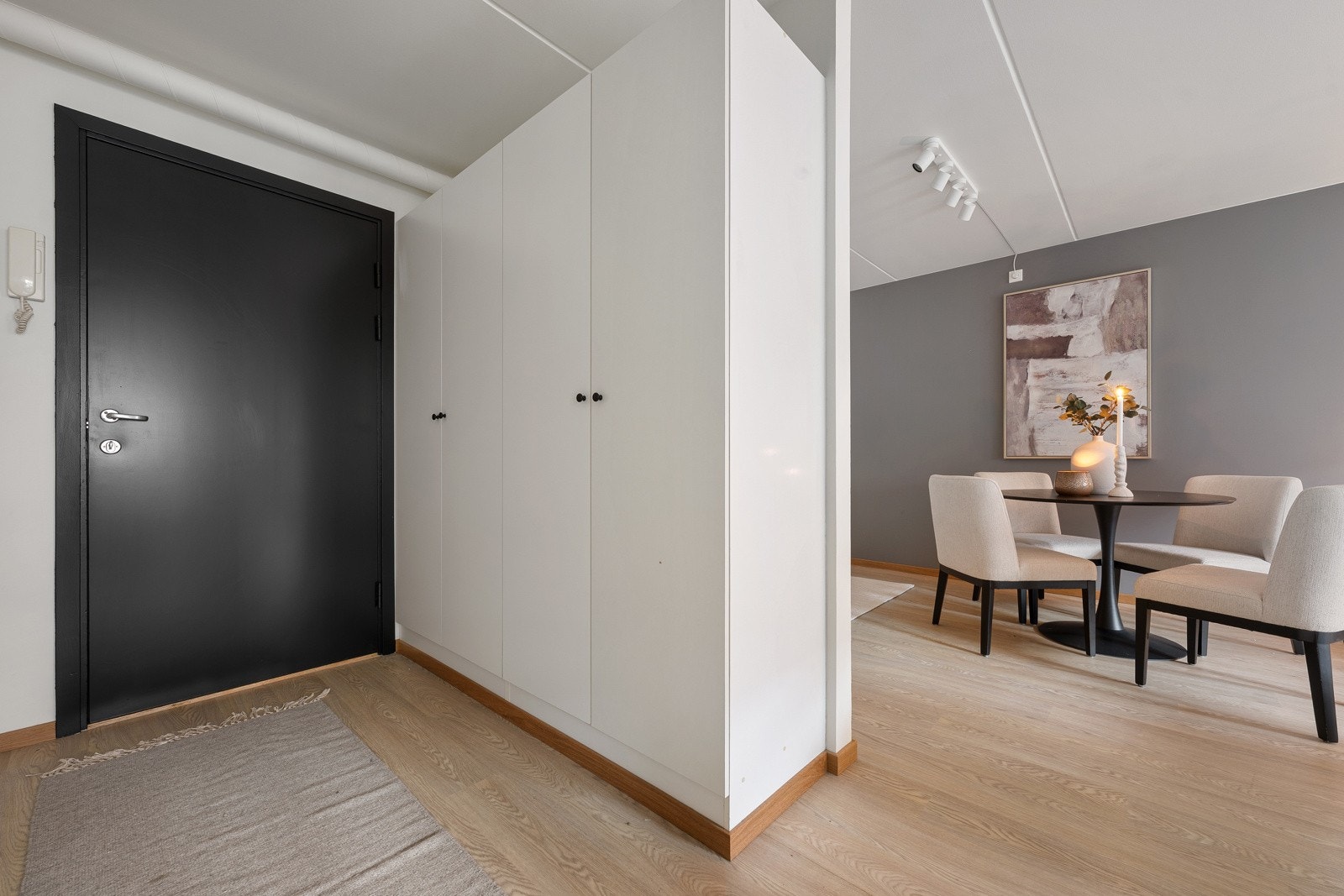 Entréen er innredet med garderobeskap hvor yttertøyet kan ryddes bort. Galleribilde