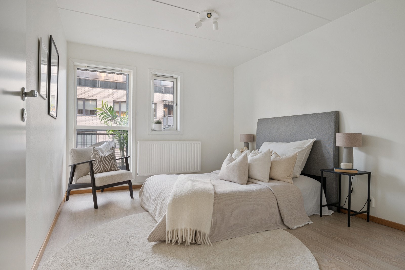 Soverommet har god plass til stor dobbeltseng med nattbord på hver side. Galleribilde