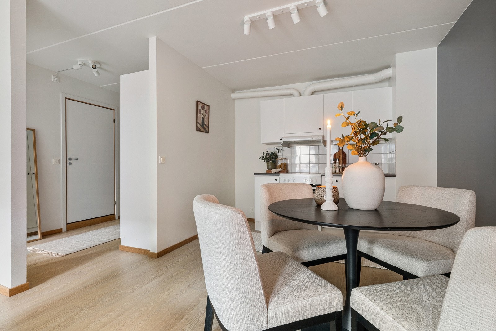 Kjøkkeninnredning med glatte fronter og laminat benkeplate med nedfelt skyllekum. Galleribilde