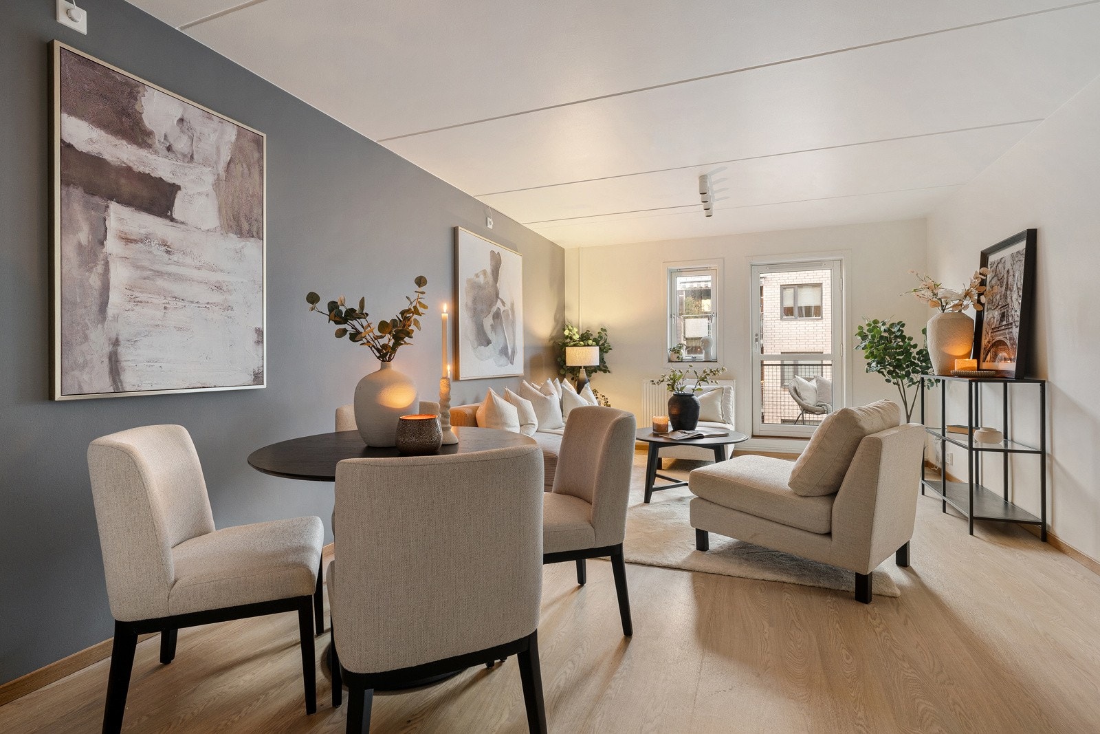 Vi har gleden av å presentere en lys og attraktiv 2-roms leilighet med ettertraktet beliggenhet i Sandvika. Galleribilde